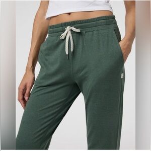 Vuori Performance Joggers in Marsh Heather